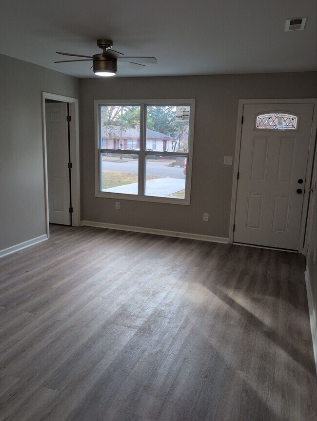 Building Photo - 3210 Delia Ln NW