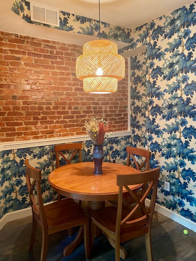 Comedor de declaración - 833 6th St NE