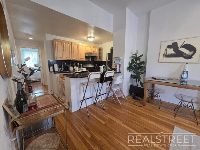 Foto del edificio - Magnificent 2BR in north Park Slope