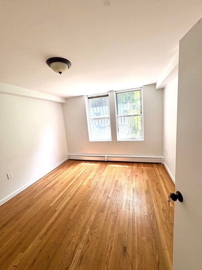 Foto del edificio - Spacious 2-bed Right on Comm Ave. - Close to T