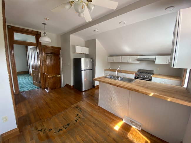 Building Photo - 305 E Main St