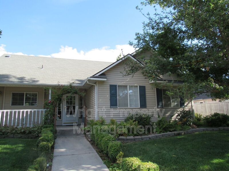 Primary Photo - 152 S Delphinium Ave