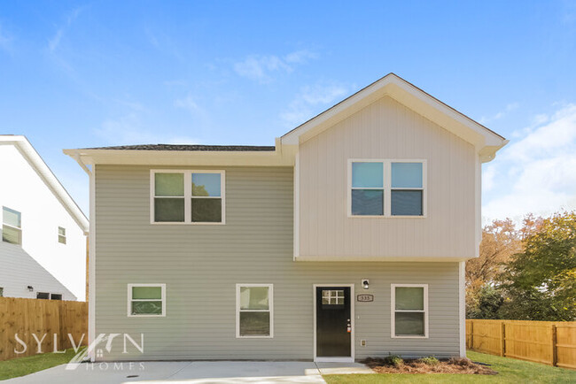 Building Photo - The living is easy in this 3 bedroom, 2,5 ...