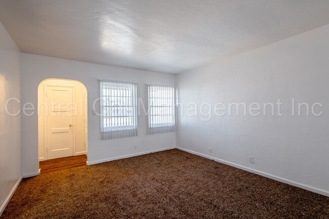 Building Photo - 3 Bedroom/2 Bath Home - $1695 per Month!
