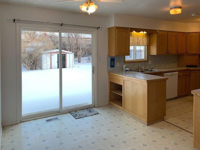 Building Photo - 421 Ashley St