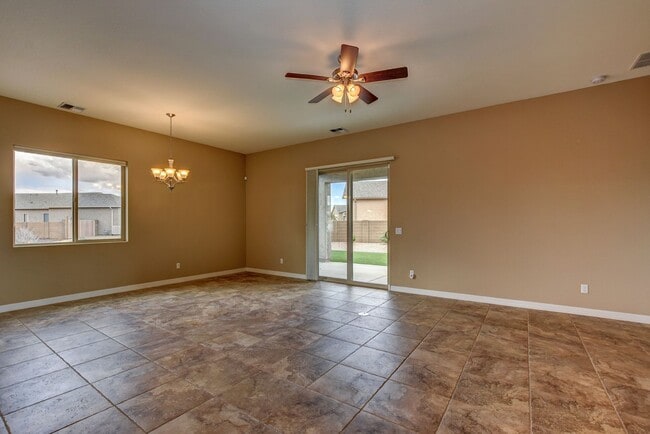 Foto del edificio - 3 Bed 2 Bath Home with 2.5 Car Garage for Rent in Granville!