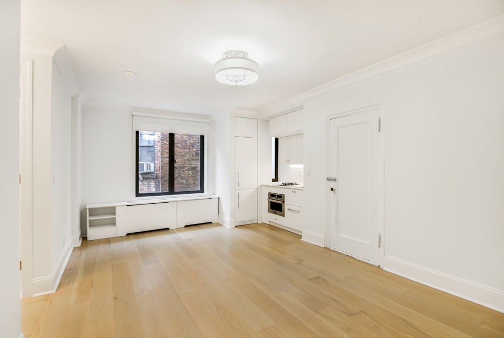 Primary Photo - 220 W 24th St
