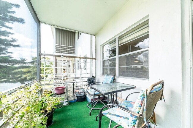 Foto del edificio - 4310 NW 12th Ct