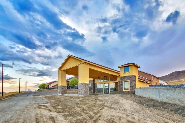 Foto del edificio - High Ground Village & Courtyard Apartments