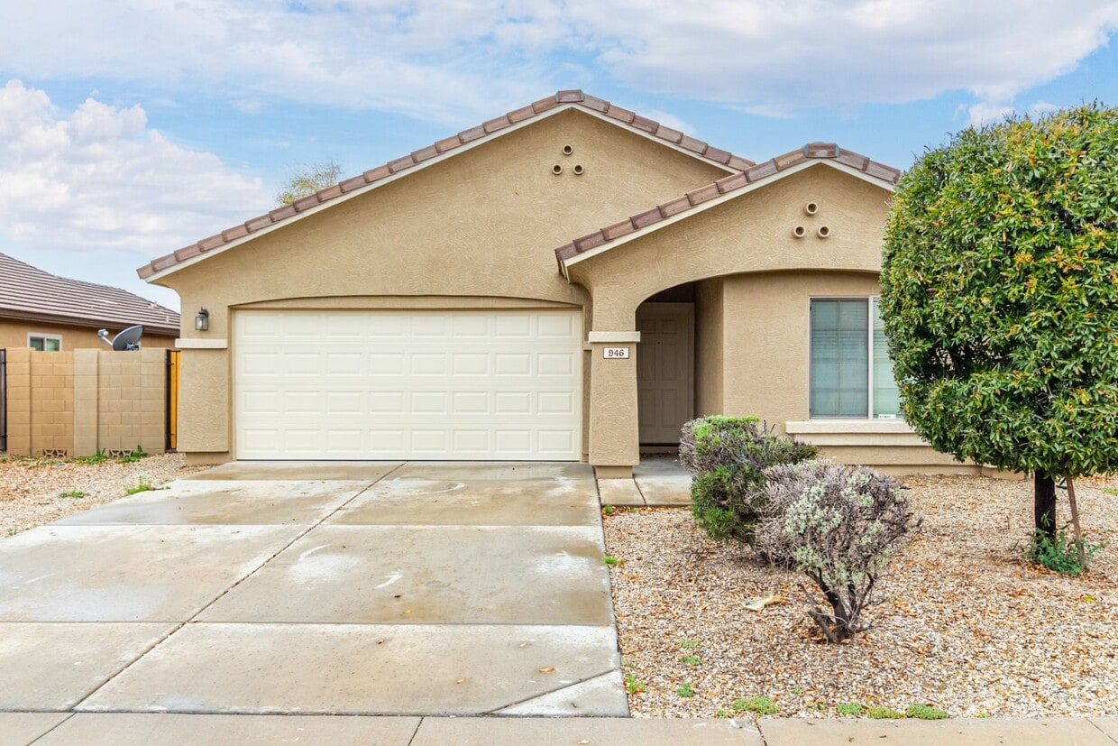 Primary Photo - Excellent area of Goodyear! Like new inside!