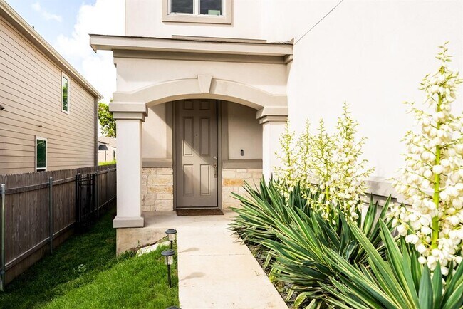 Foto del edificio - 7105 Gray Catbird Dr