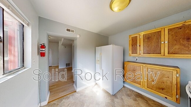 Building Photo - 714 E 3rd St