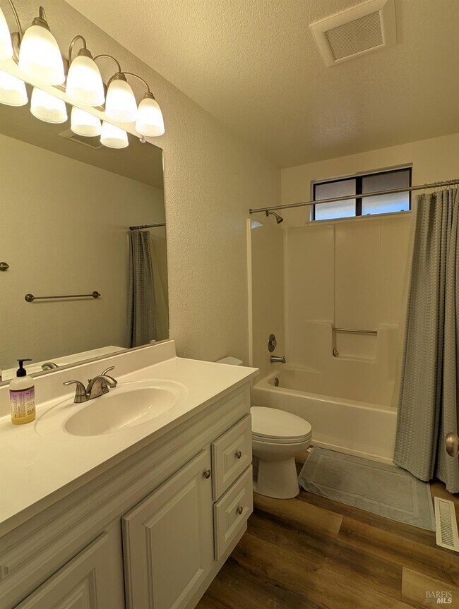 Foto del edificio - 663 Spring Ln