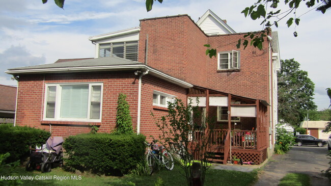 Building Photo - 393 Albany Ave