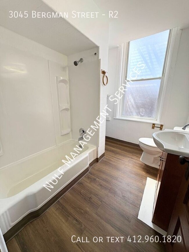 Foto del edificio - 3045 Bergman St