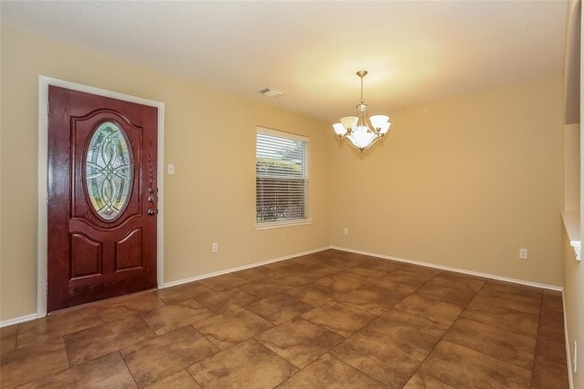 Building Photo - 2122 Pine Croft Dr
