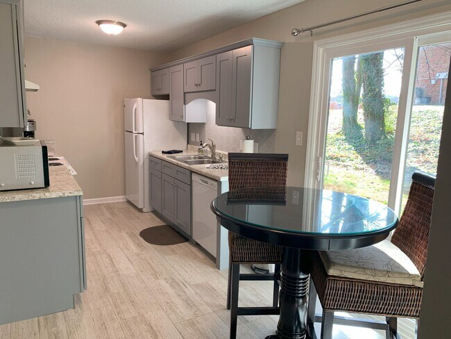 Foto del edificio - Beautiful Furnished Condo with 3 month lease