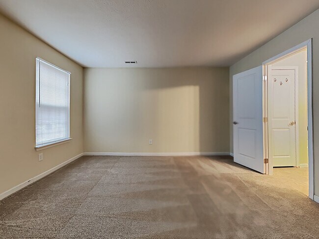Foto del edificio - 4 bed 2.5 bath with a fenced in backyard i...