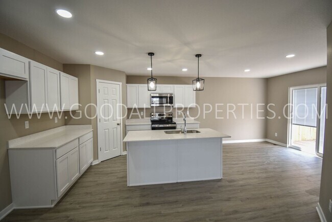 Building Photo - First Month Free if moved in by the 25th, ...