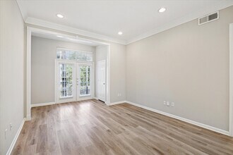 Building Photo - 5353 Memorial Dr