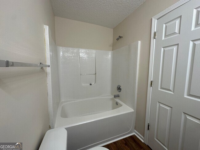 Foto del edificio - 6296 Hickory Ln Cir