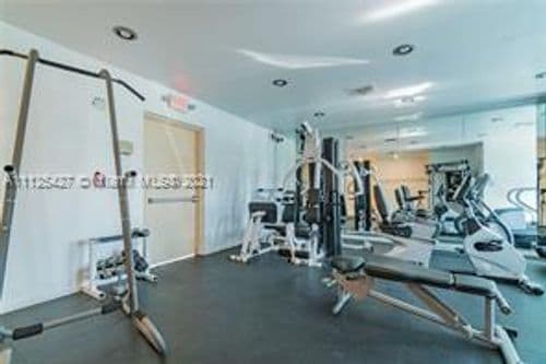 Building Photo - 4101 Pine Tree Dr