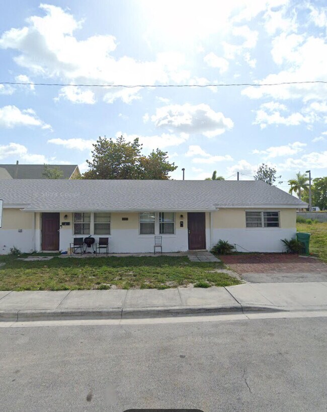 Building Photo - 3700 Lewis Dr