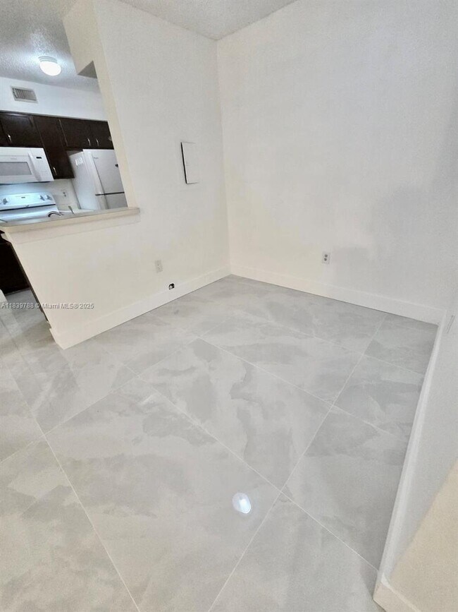 Foto del edificio - 2820 N Oakland Forest Dr