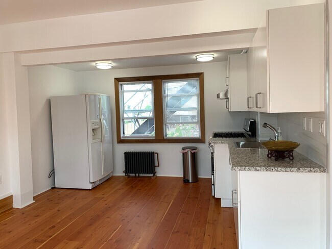 Building Photo - 334 Mosel Ave