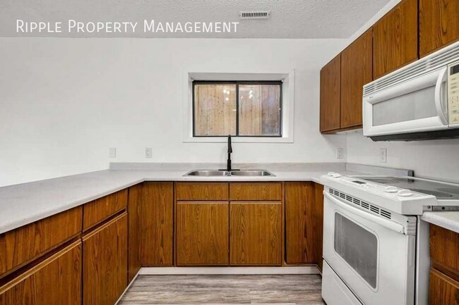 Photo du bâtiment - FIRST MONTH FREE! WONDERFUL 2 BEDS/ 1 BATH...