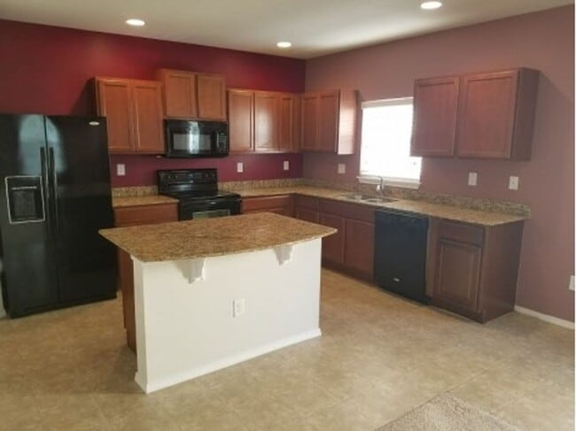 Building Photo - Well laid out 2 BDS / 2.5 Bth Townhome wit...