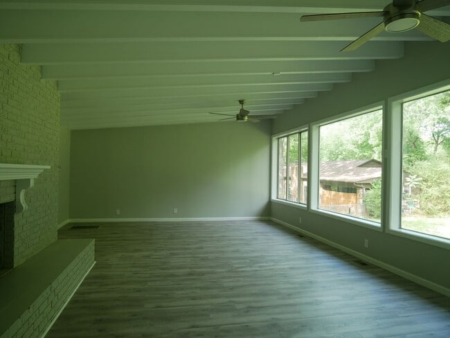 Foto del edificio - Gorgeous 4 bedroom, 2.5 bath House on a 1 ...
