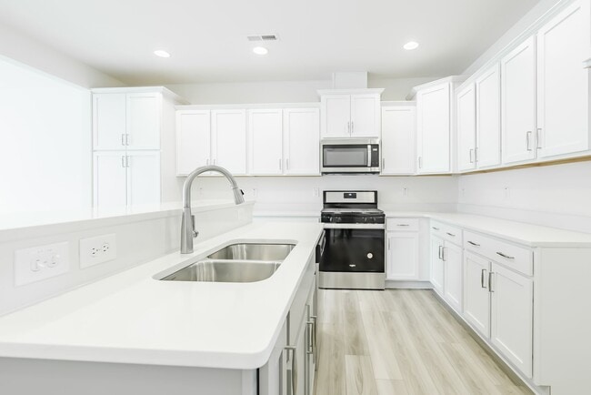 Building Photo - Available Early July - 3 Bed, 2.5 Ba in Convenient Location! Pet Friendly!