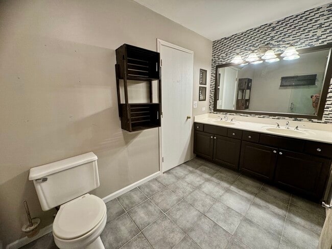 Building Photo - 200 Chesterfield Ct