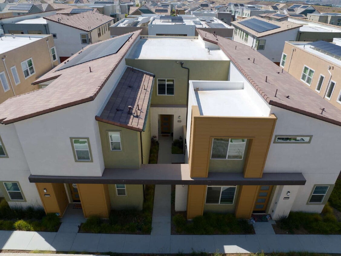 Primary Photo - "Spacious 3-Bedroom Townhouse Retreat in P...