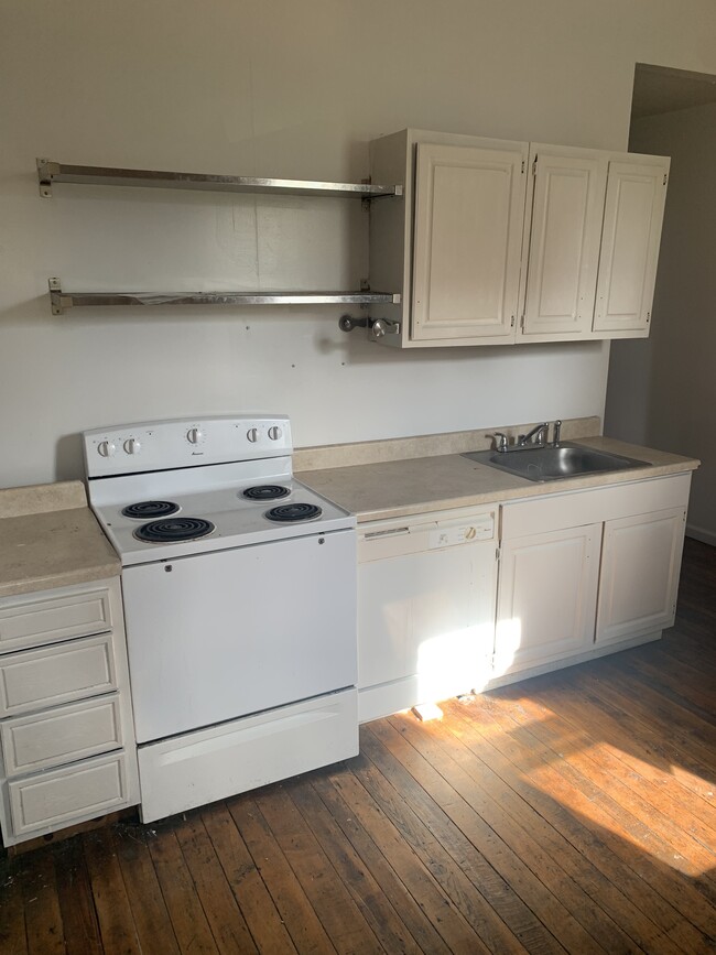 Kitchen - 4600 Friendship Ave