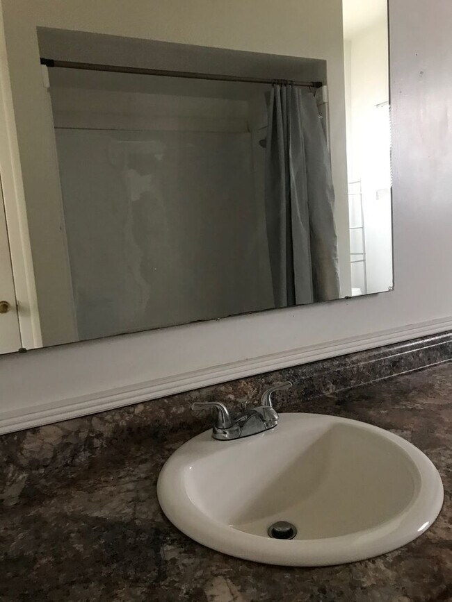 Foto del edificio - 2426 W. Franklin Street