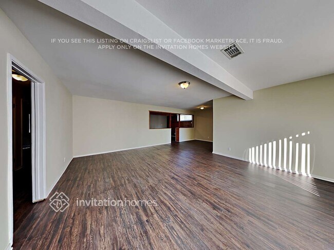 Foto del edificio - 8039 Lasaine Ave