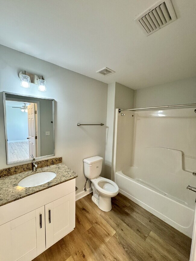 Foto del edificio - "Charming 2-Bed Oasis with 2 Full Baths in Prime Lynn Haven Location near Mosley High School"