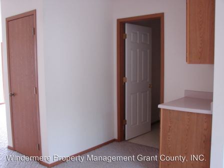 Building Photo - 1306 Shaker Pl