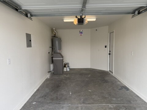 Building Photo - 3 bed 2 bath with garage