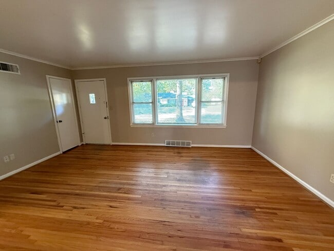 Building Photo - UPGRADED Great Location Large Yard 3 bedroom, FENCED YARD