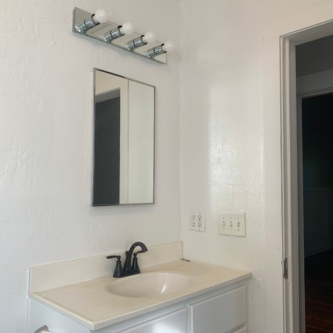 Building Photo - 149 W 21st St