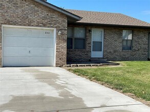 Building Photo - 840 Southgate Dr
