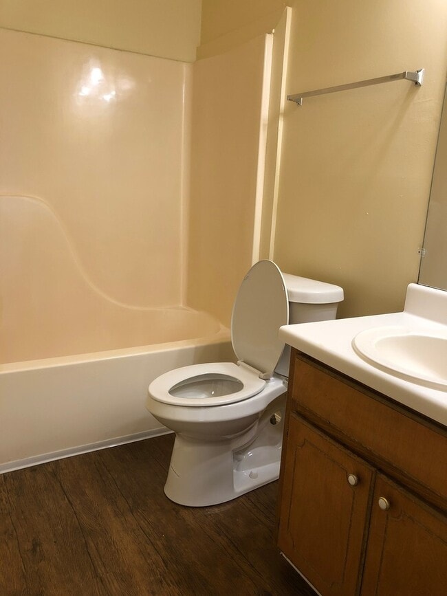 Building Photo - 2 Bedroom 1.5 Bath Townhouse