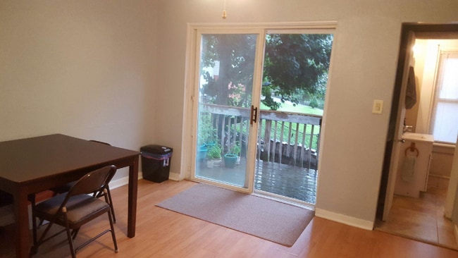 Building Photo - 320 W Sycamore St