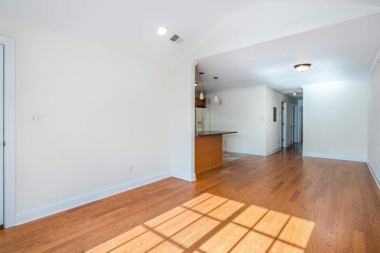 Primary Photo - 72 Hutton St