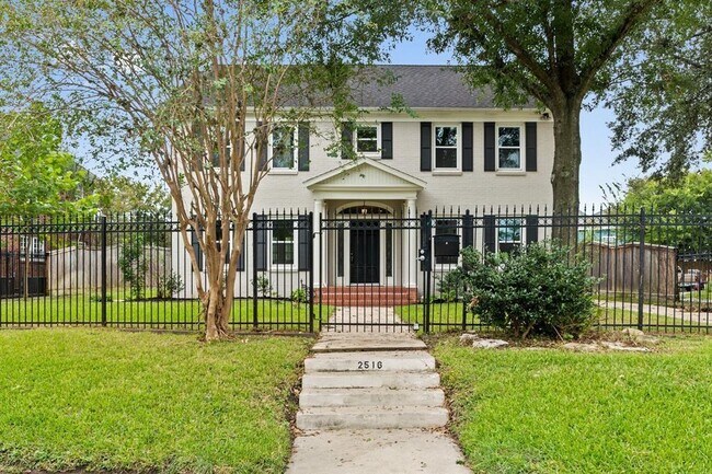 Building Photo - 2516 Riverside Dr