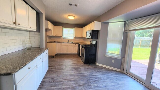 Foto del edificio - 4502 Hickory Downs Dr