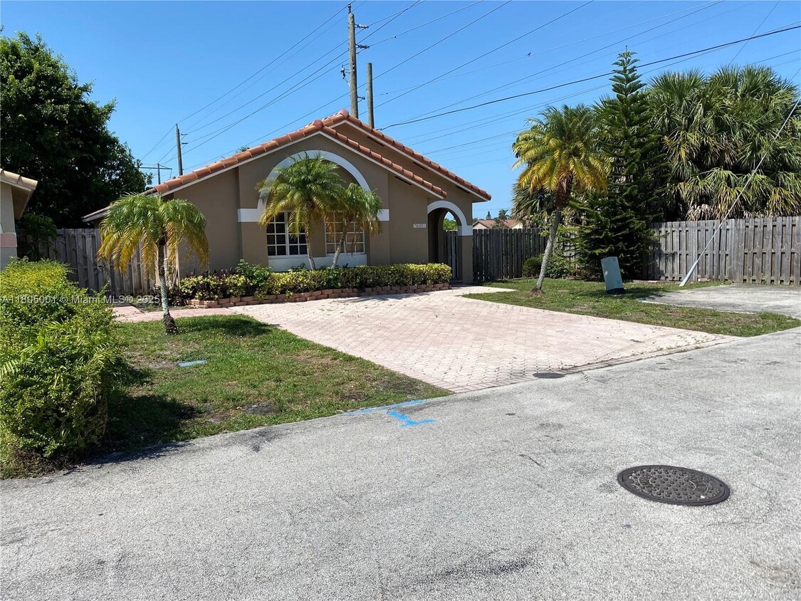 Primary Photo - 7601 NW 166th Terrace